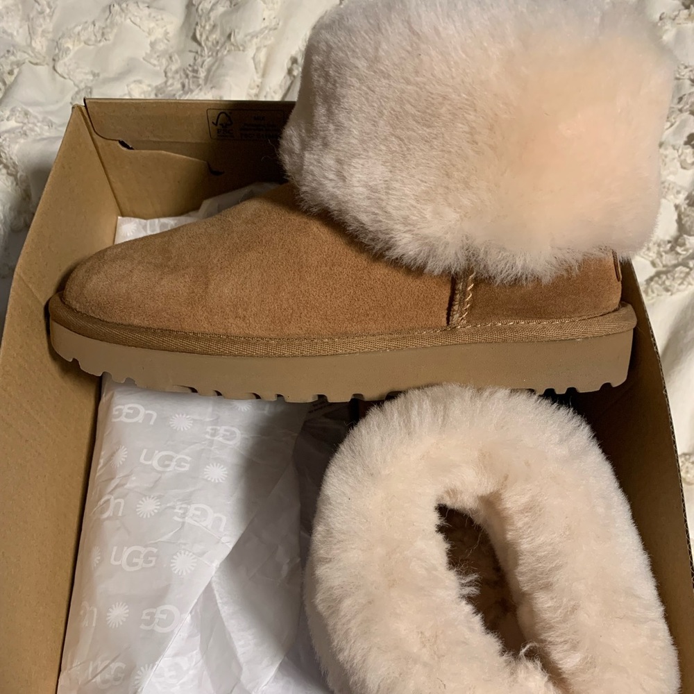 New in Box Ugg Classic Mini Fluff Boots Size 5